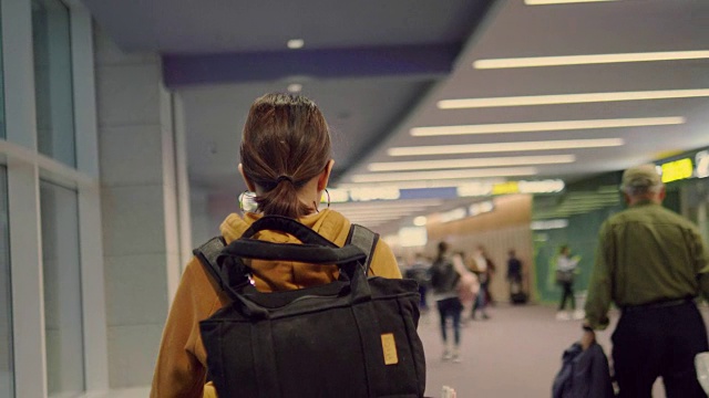 年轻女子在机场散步。视频素材