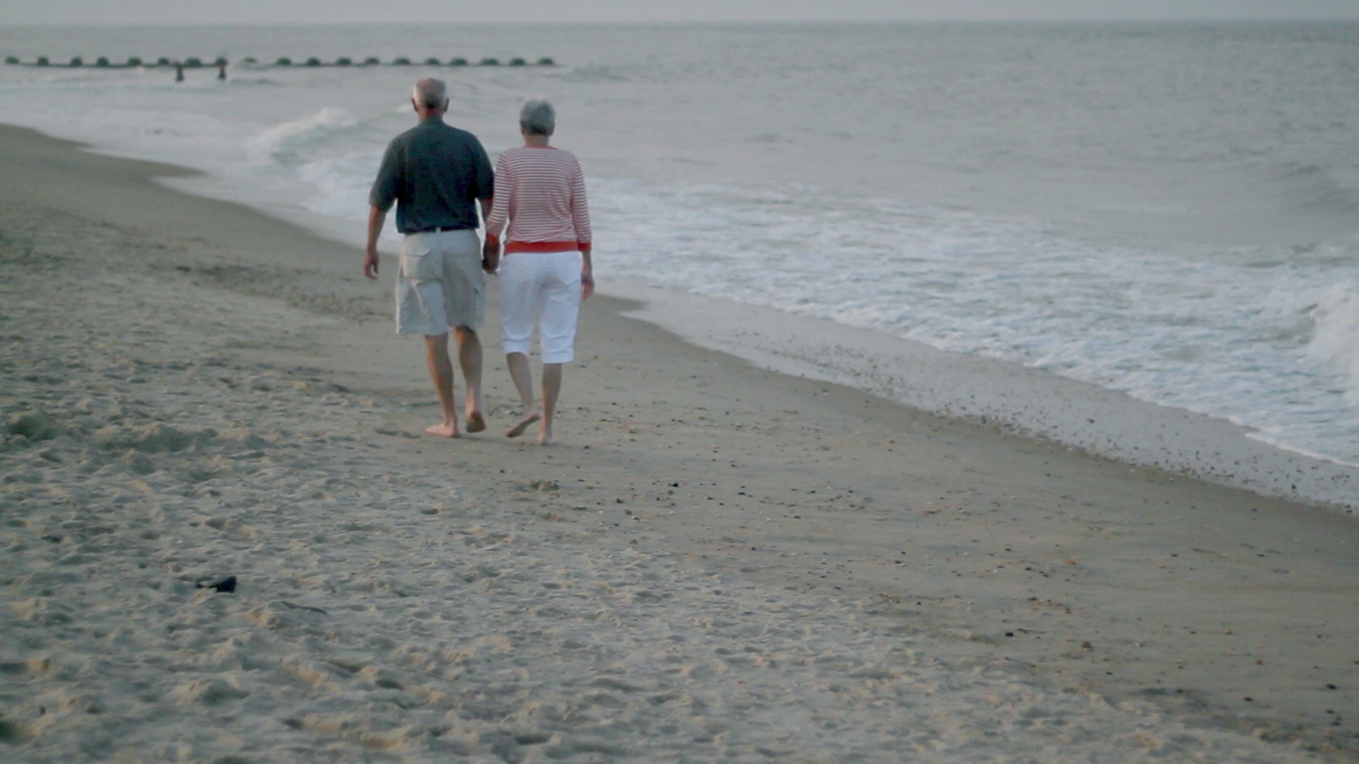 美国特拉华州米尔维尔海滩上的一对老年夫妇视频素材