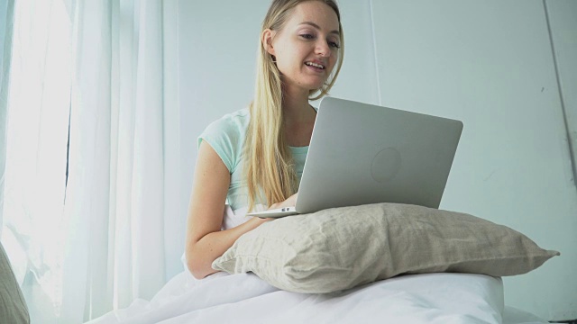 女人在床上使用电脑视频素材
