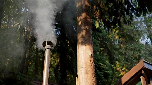 在温泉度假村蒸桑拿时，炊烟从长长的烟囱里冒出来视频下载