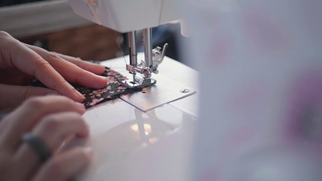 年轻妇女在缝纫课上缝制衣服。视频素材