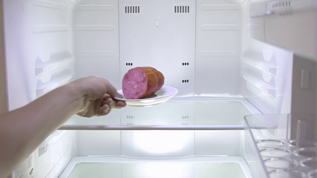 男人打开空冰箱，把香肠放了回去视频下载