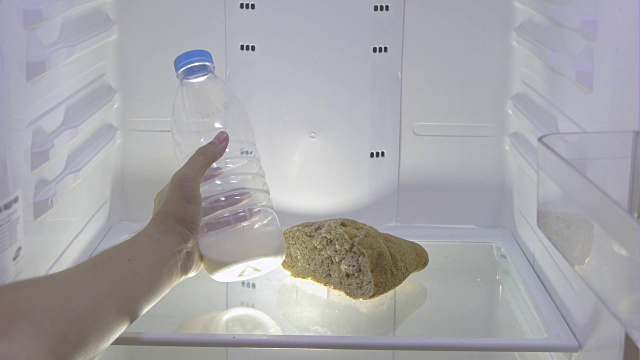 这个男人从一个空冰箱里拿出牛奶和面包视频下载