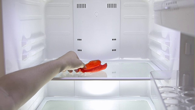 男人从空冰箱里拿走最后一块甜红辣椒视频下载