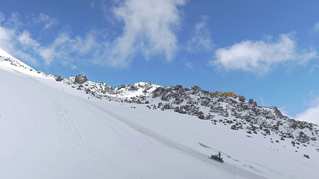 厄尔布鲁斯山的斜坡。救生员骑着一辆雪地自行车视频素材