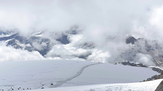 美丽的风景主要高加索山脉。从厄尔布鲁斯的山坡，从海拔4300米的地方拍摄。时间流逝视频素材