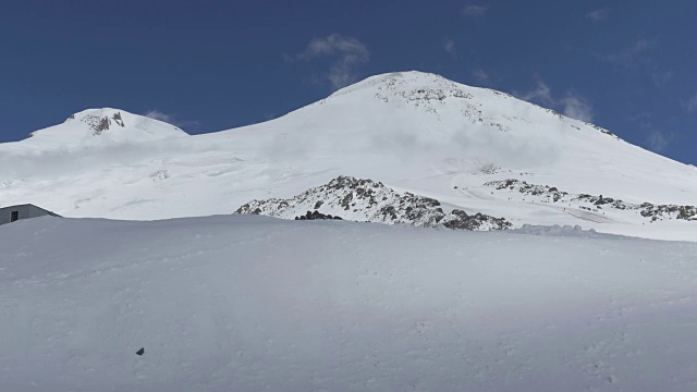 厄尔布鲁斯山的两座山峰。在一个阳光明媚的夏日。视频素材
