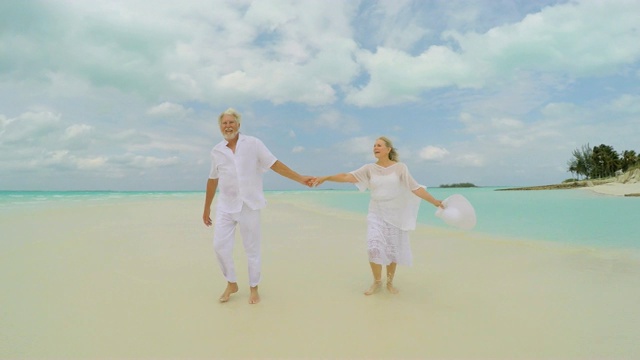 光着脚的老夫妇在热带海滩快乐地在一起视频下载