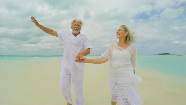 成熟的白种夫妇一起享受热带海滩度假视频下载