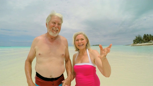成熟的白人男性女性海滩夫妇在泳装视频下载