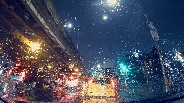 晚上下着大雨在布鲁克林开车视频素材