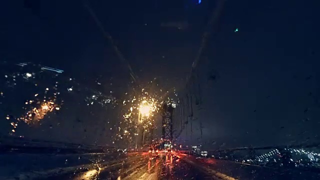 在曼哈顿桥上行驶在大雨的夜晚。视频素材