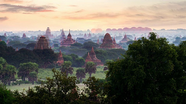 在雾蒙蒙的早晨，热气球飞过蒲甘平原，神奇的日出在蒲甘的寺庙，蒲甘，缅甸视频素材