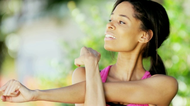 年轻迷人的非裔美国女性在户外做伸展运动视频下载