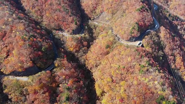 鸟瞰图与倾斜的第二Irohazaka弯道在秋季，日光，日本。视频素材