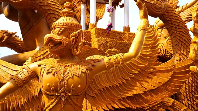 特写:泰国传统节日佛节游行上的半鸟半人蜡烛工艺视频下载