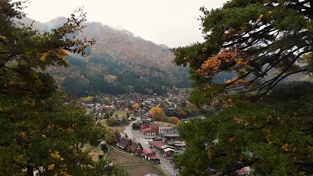 日本岐阜白川村秋日鸟瞰图和摄影向前。视频下载