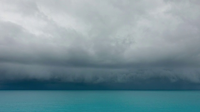 4k时间流逝雨云正在海洋中形成。视频素材