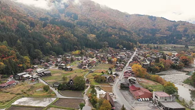 日本岐阜白川村秋日鸟瞰图和小车左图。视频下载