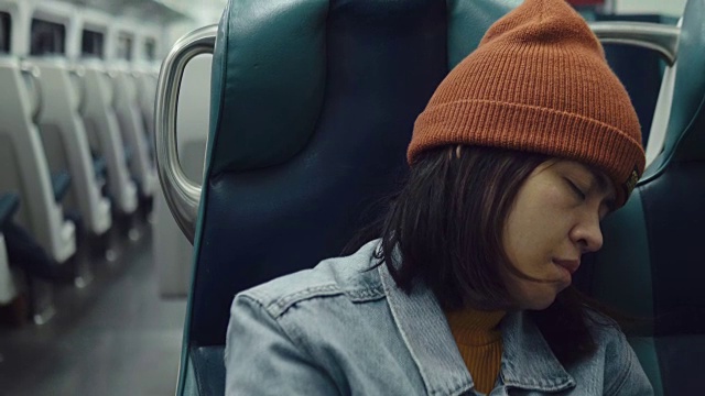 坐在地铁里的悲伤女人视频素材
