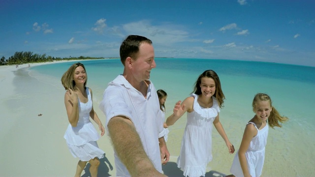 白人家庭赤脚在海滩上的视频自拍视频下载
