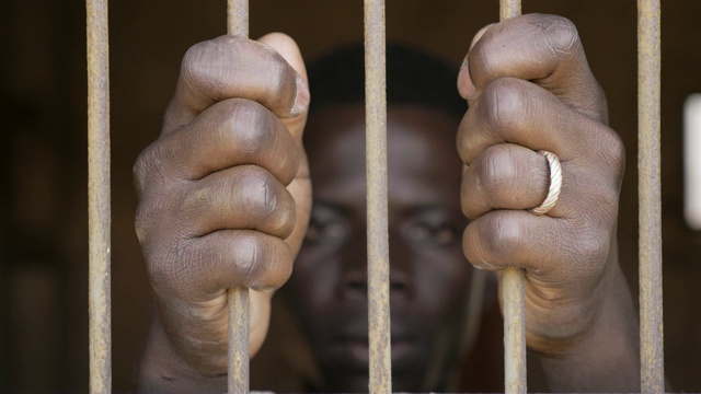 可悲的非洲青年身陷囹圄。犯罪、法律、监狱视频素材