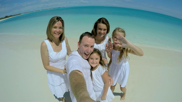 在海滩上微笑的白人家庭的视频自拍视频下载