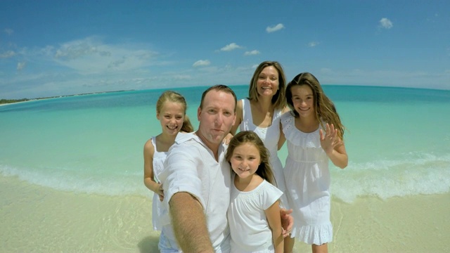社交媒体上幸福的白人家庭的照片视频下载