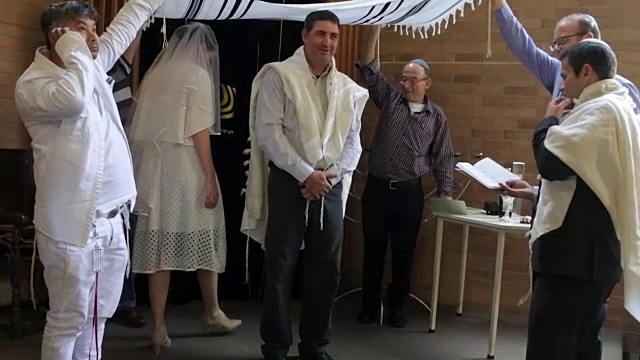 犹太新娘在正统犹太婚礼上环绕新郎七次视频素材