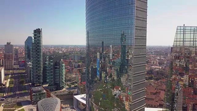 2018年9月26日，意大利米兰:夕阳下的米兰国际商务中心摩天大楼视频素材