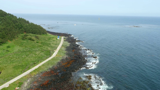 比阳岛(著名的旅游景点)在济州岛的海岸视图视频下载