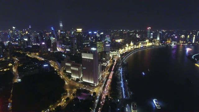 航拍黄浦江上的船只夜间航行/中国上海视频素材