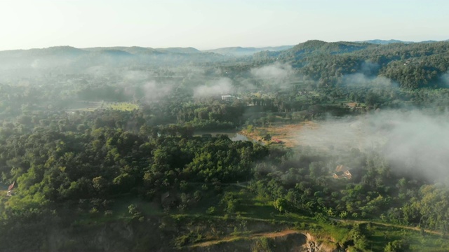 无人机RT，在雾景上空飞行。视频素材