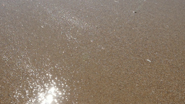 海浪蔓延在细沙海洋海滩上的慢动作特写视频下载