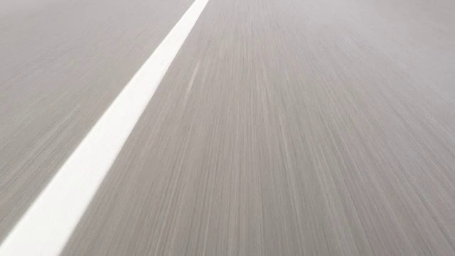高速公路上飞驰的汽车视频下载