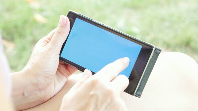 女性在4K蓝屏智能手机上表演手指动作视频下载