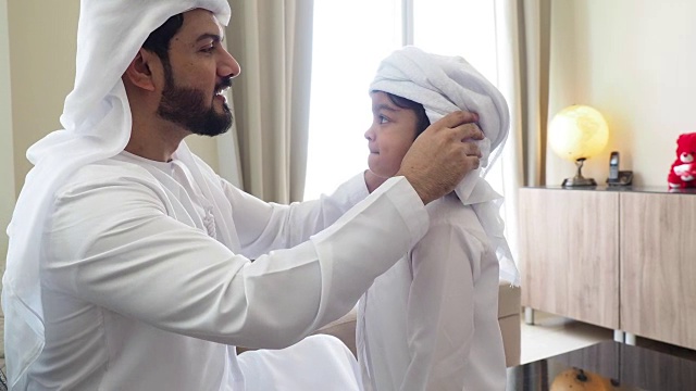 一个阿拉伯人给他的儿子做面包视频下载