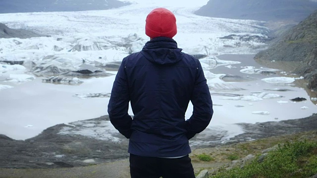 游客享受惊人的景色。冰川湖视频素材