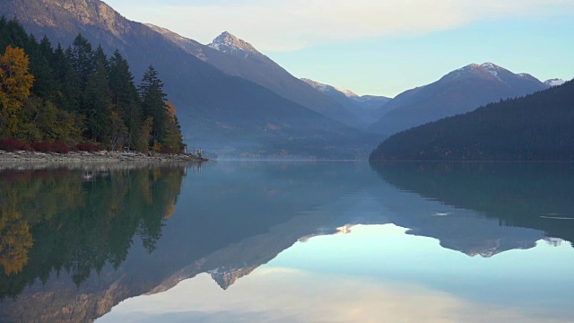 加拿大利卢埃特湖的群山倒影视频下载