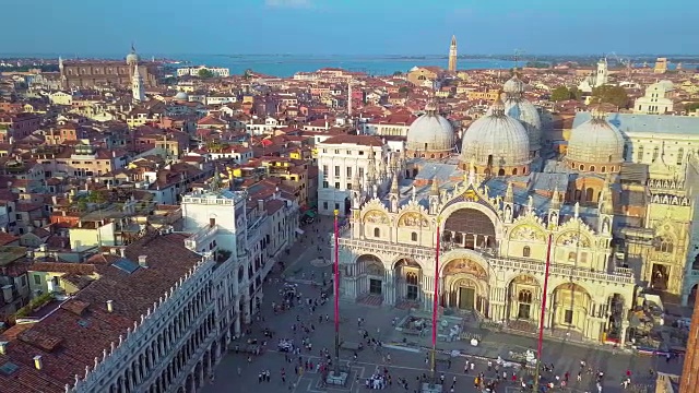 鸟瞰图威尼斯全景地标，鸟瞰图圣马可广场或圣马可广场，康帕尼勒和公爵或总督宫。意大利、欧洲。日落时分无人机射击视频素材