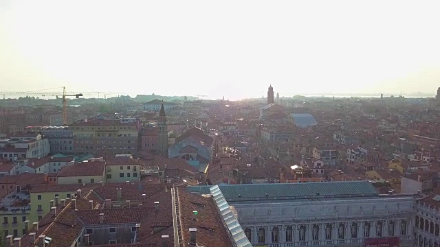 空中威尼斯。视频全高清飞行意大利威尼斯，旅行通过意大利，运河和威尼斯的屋顶从一只鸟视频素材
