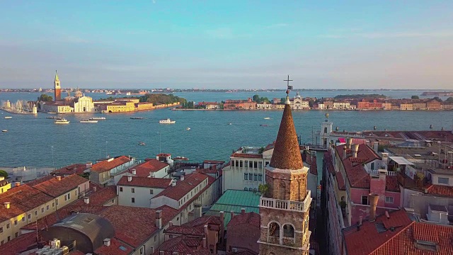 空中威尼斯。视频全高清飞行意大利威尼斯，旅行通过意大利，运河和威尼斯的屋顶从一只鸟视频素材