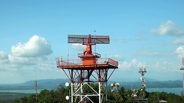 雷达通信塔架在蓝天背景下视频素材