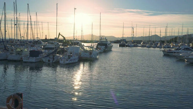 夕阳西下时，西班牙坎布里尔斯的港口停泊着船只。视频素材
