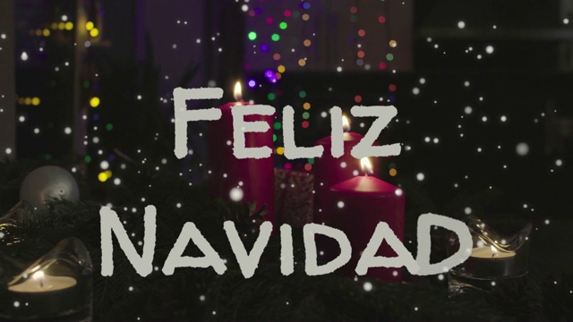 圣诞快乐——用西班牙语，白色的字母和红色的蜡烛视频下载