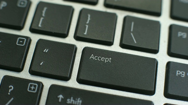 电脑键盘上的接受按钮，女性的手指按下按键视频素材