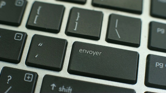 电脑键盘上的法式发送键，女性手指按下按键视频素材