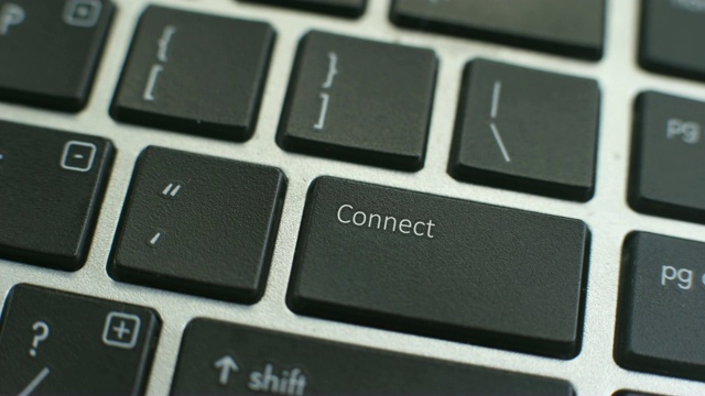 电脑键盘上的连接按钮，女性的手指按下按键视频素材