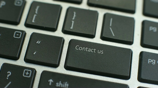 电脑键盘上的联系按钮，女性的手指按下按键视频下载