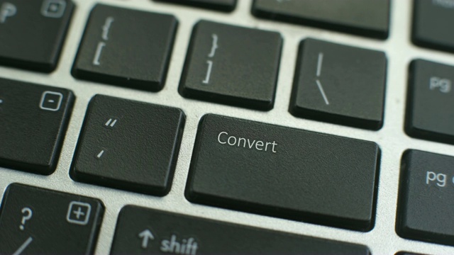 电脑键盘上的转换按钮，女性的手指按下键视频素材